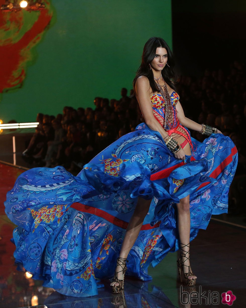 Kendall Jenner con conjunto rojo y azul desfilando para el Fashion Show 2015 de Victoria's Secret