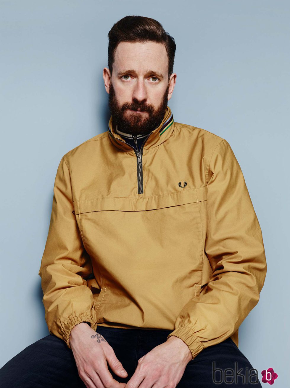 Bradley Wiggins con cazadora mostazada de su colección invierno 2016 para Fred Perry