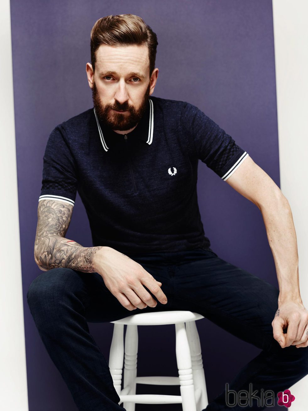 Bradley Wiggins con polo azul de su colección invierno 2016 para Fred Perry