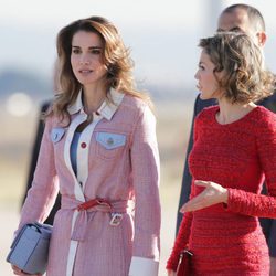 Rania de Jordania y la Reina Letizia en la llegada de Rania al aeropuerto de Madrid