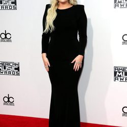 Meghan Trainor con vestido largo negro en los American Music Awards 2015