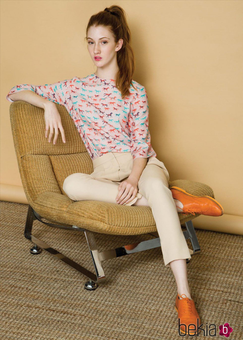 Pantalón beige y camisa con estampado de caballos en tonos rosas de la colección otoño/invierno 2015/2016 de Dolores Promesas
