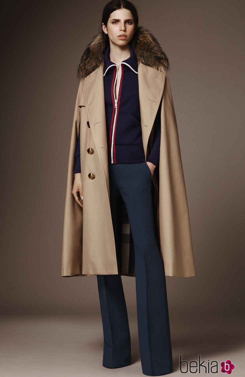 Gabardina beige y pantalón palazzo azul marino fluido de la pre colección otoño/invierno 2015/2016 de Burberry 