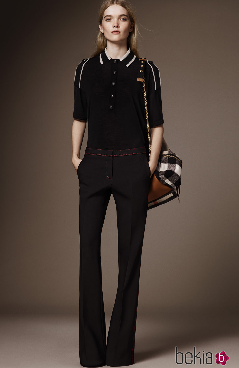 Polo negro y pantalón negro palazzo de la pre colección otoño/invierno 2015/2016 de Burberry