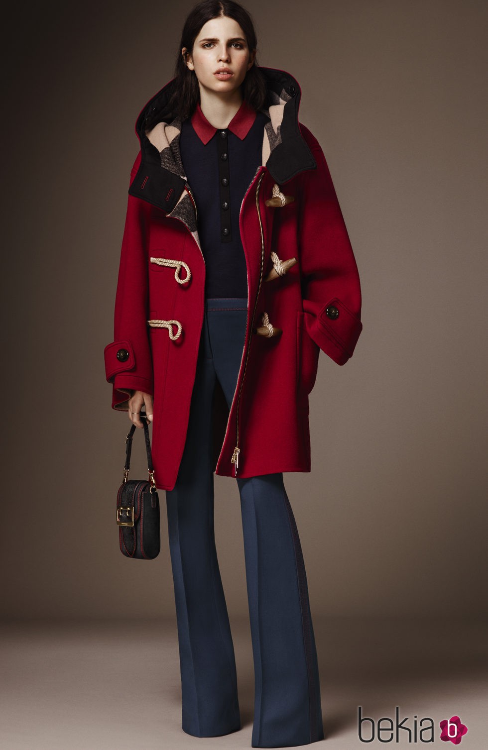 Trenca roja de la pre colección otoño/invierno 2015/2016 de Burberry 