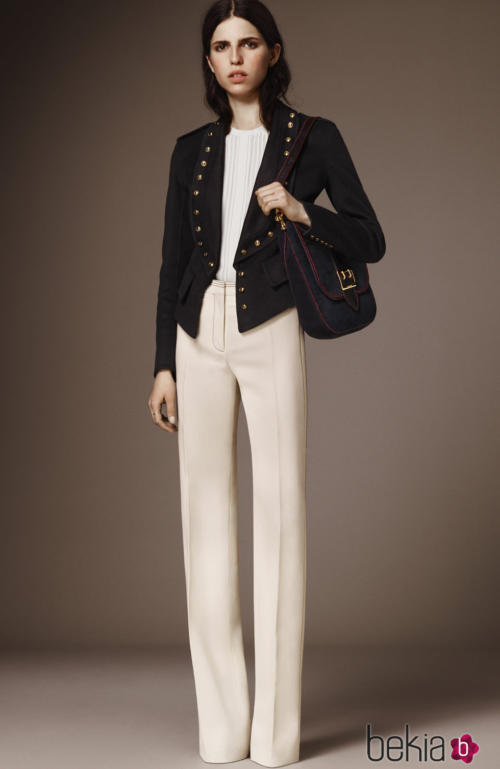 Chaqueta negra y dorada y pantalón blanco crudo de la pre colección otoño/invierno 2015/2016 de Burberry