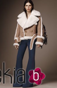  Abrigo beige con pelo en el interior de la pre colección otoño/invierno 2015/2016 de Burberry