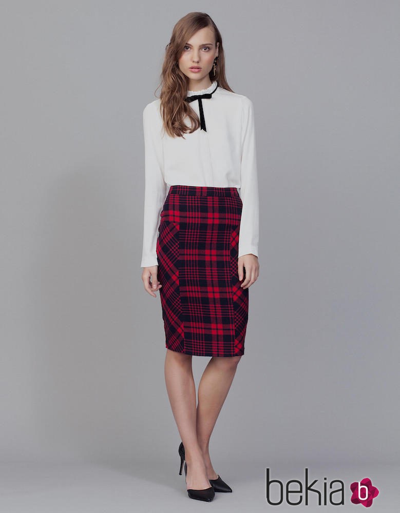 Camisa blanca y falda de tubo de cuadros rojos y negros de la colección Tartán de Invierno 2015/2016 de Blanco