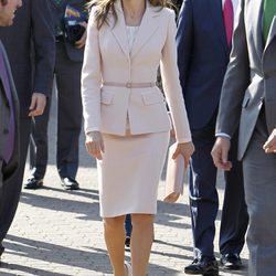 La Princesa Letizia en la Universidad de Stanford con un traje rosa