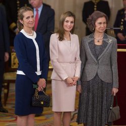 La Princesa Letizia con un traje rosa en la entrega del Toisón de Oro a Enrique V. Iglesias