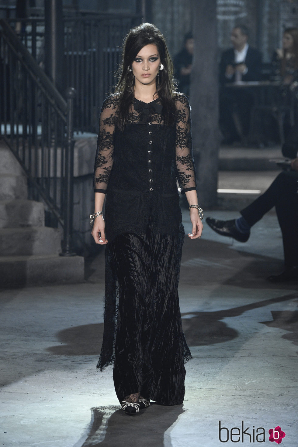 Look total black con encaje de la colección 'Métiers d'Art Paris à Rome 2015/2016' de Chanel