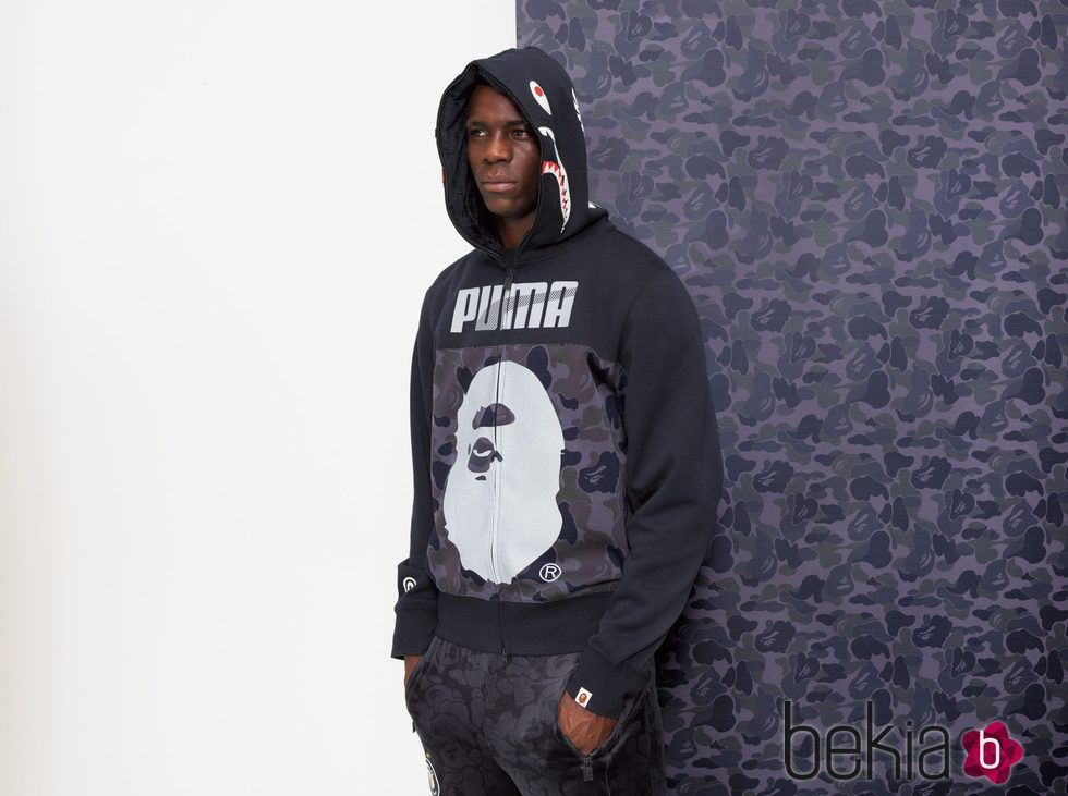 Mario Balotelli con sudadera del logo de la marca BAPE para la línea PUMA X BAPE