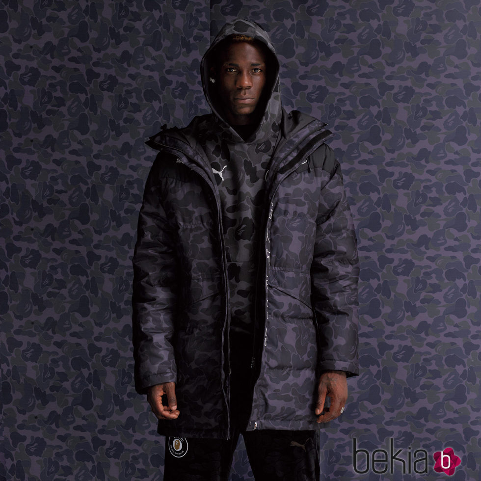 Mario Balotelli con abrigo en estampado camuflaje azul oscuro para la línea PUMA X BAPE