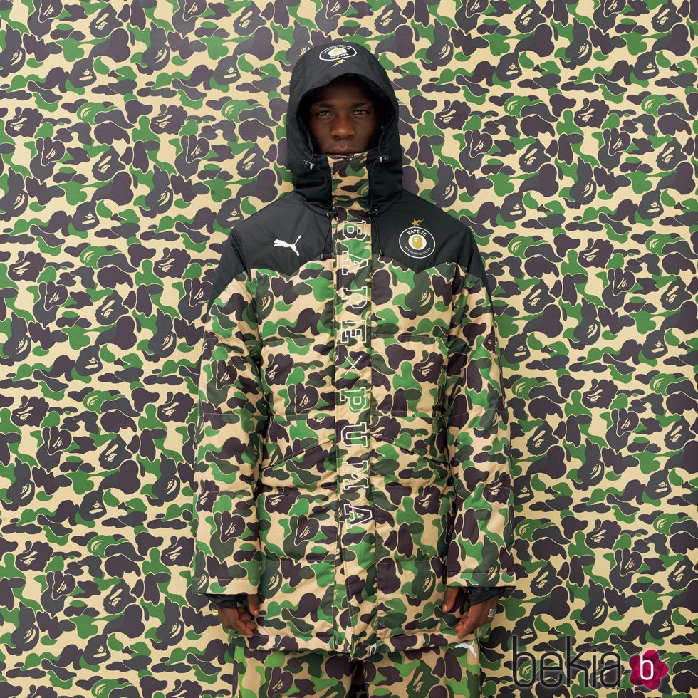 Mario Balotelli con abrigo en estampado camuflaje verde y marrón para la línea PUMA X BAPE