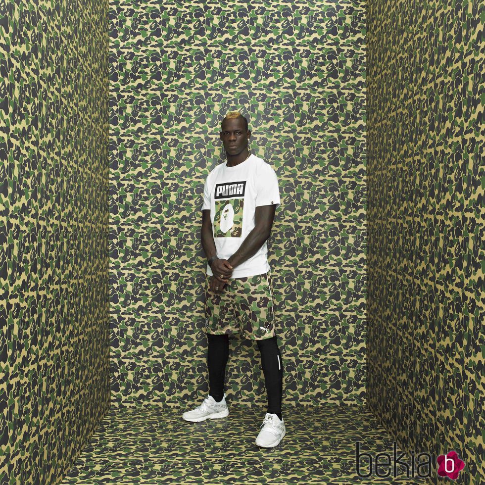 Mario Balotelli con camiseta logo BAPE y pantalones estampado camuflaje verde para línea PUMA X BAPE