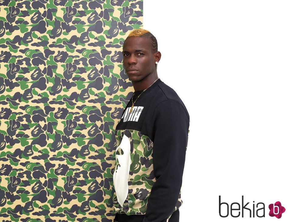 Mario balotelli con sudadera negra con logo y estampado camuflaje verde para la línea PUMA X BAPE