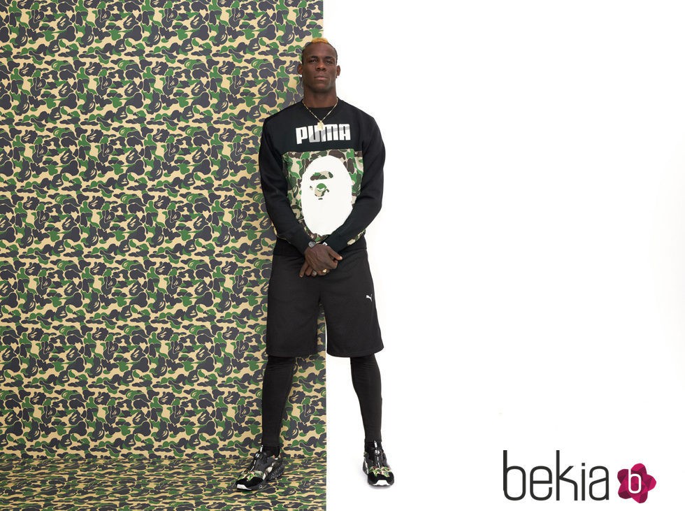 Mario Balotelli con sudadera logo BAPE para línea PUMA X BAPE