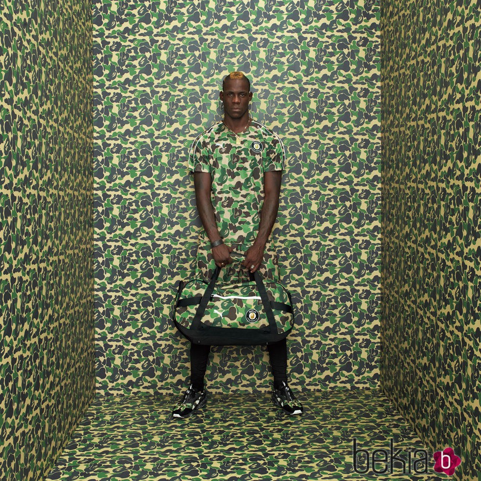 Mario Balotelli con esquipación deportiva en estampado camuflaje verde y marrón para línea PUMA X BAPE