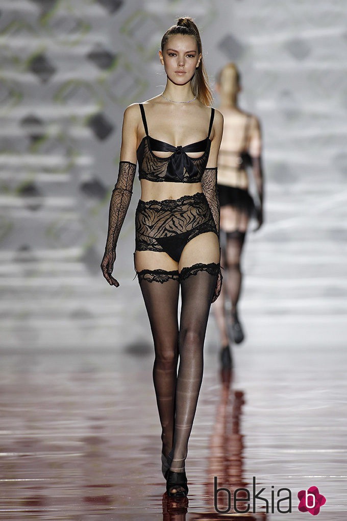 Conjunto lencero negro con transparencias y sujetador corsé de Andrés Sardà AW 2015