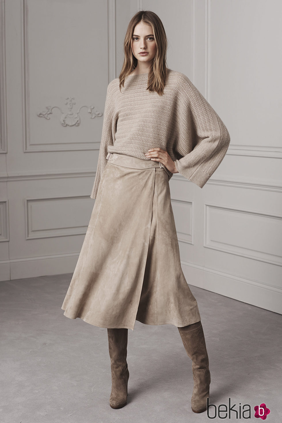 Jersey con mangas acampanadas, falda y botas de ante de Ralph Lauren para la colección Pre-Fall 2016