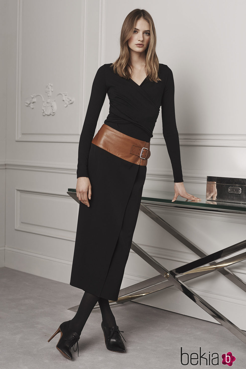 Vestido largo negro con maxi cinturón en cuero marrón de Ralph Lauren para la colección Pre-Fall 2016