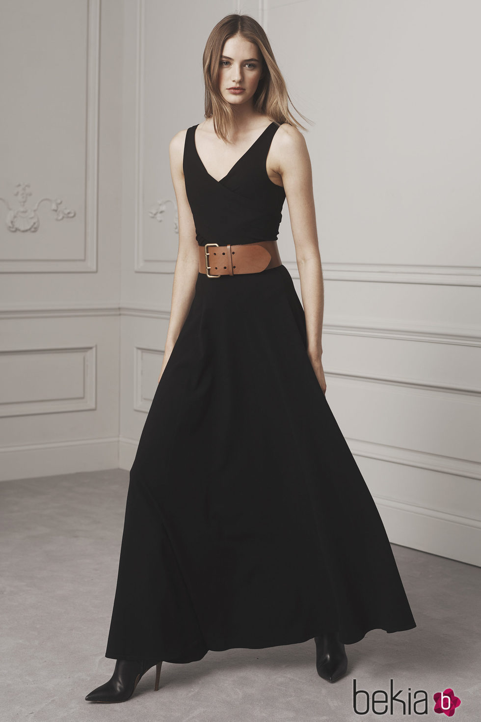 Vestido con vuelo negro y maxi cinturón en cuero marrón de Ralph Lauren para la colección Pre-Fall 2016