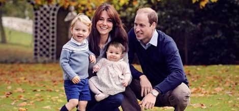 Los príncipes Jorge y Carlota de Cambridge con conjuntos de firmas españolas