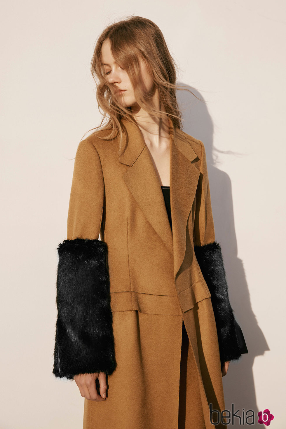 Abrigo camel con mangas de piel de la colección Pre-Fall 2016 de Calvin Klein