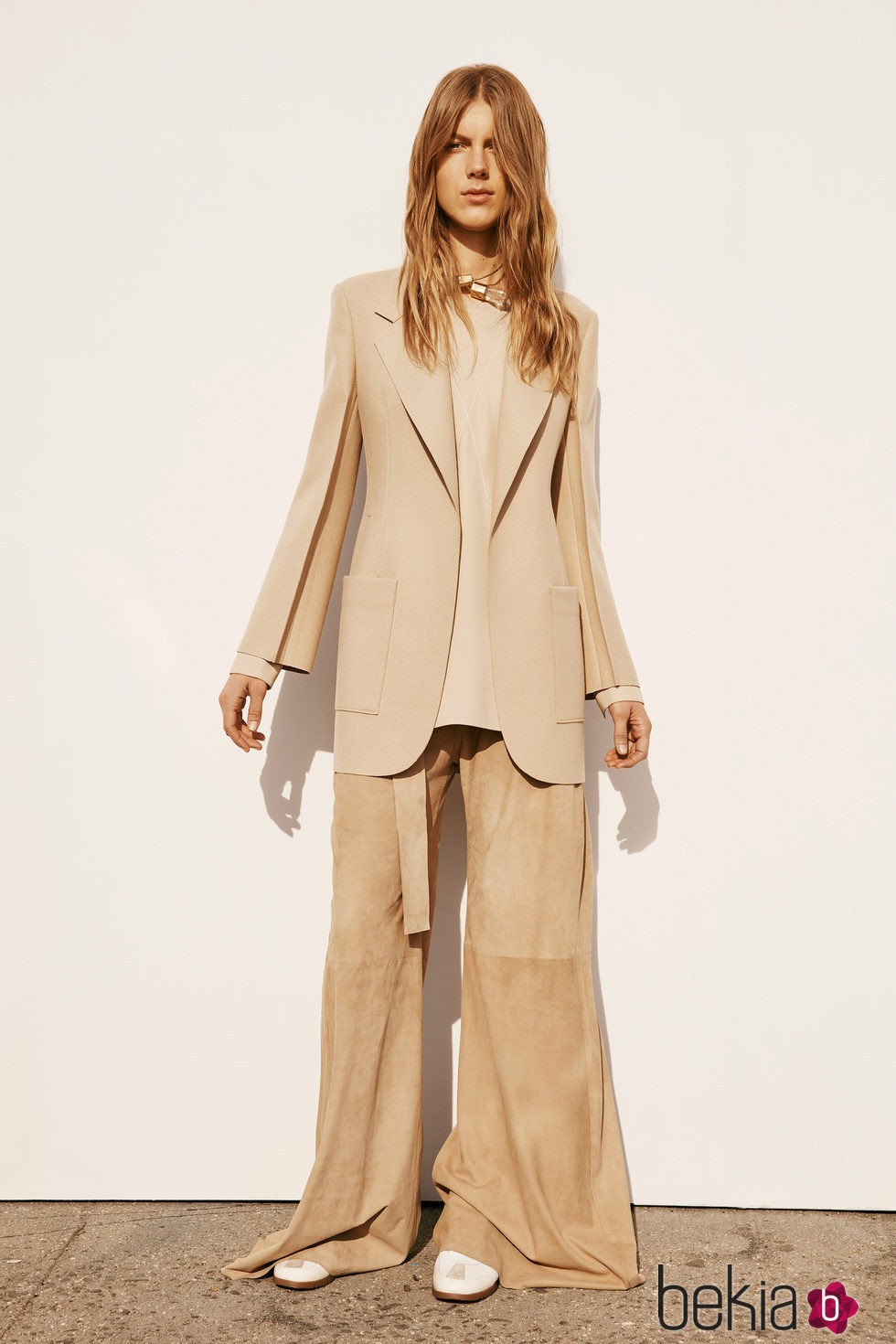 Conjunto camel con americana y pantalón campana de la colección Pre-Fall 2016 de Calvin Klein