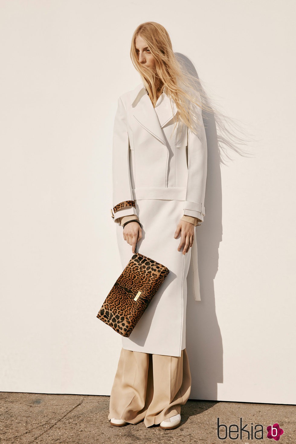 Conjunto total white y bolso de mano en print animal de la colección Pre-Fall 2016 de Calvin Klein