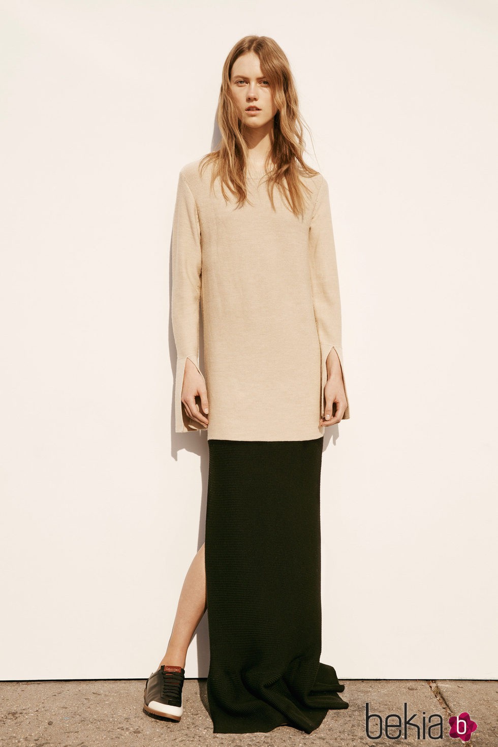 Vestido camisero en camel y falda larga negra abierta de la colección Pre-Fall 2016 de Calvin Klein