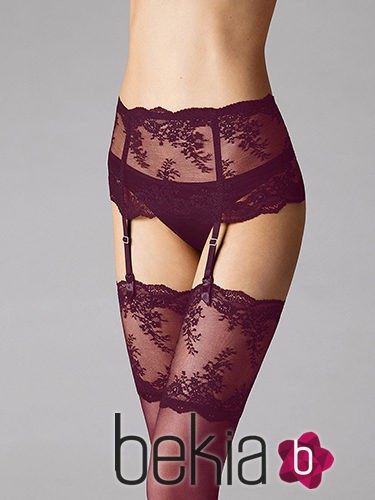 Tanga con liguero 'filigra lace' de encaje en berenjena de Wolford para 'Summer Lingerie' 2016