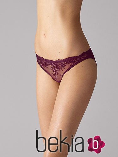 Tanga 'filigra lace' de encaje en berenjena de Wolford para 'Summer Lingerie' 2016