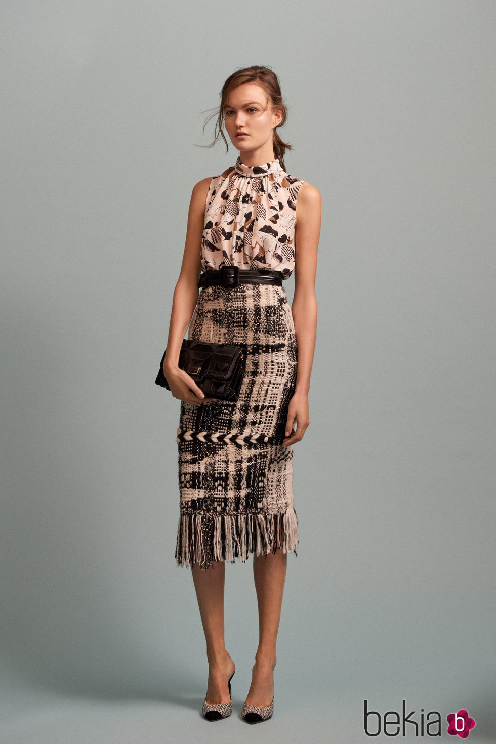 Falda lápiz de tweed y blusa con estampado geométrico para la colección Pre-Fall 2016 de Oscar de la Renta