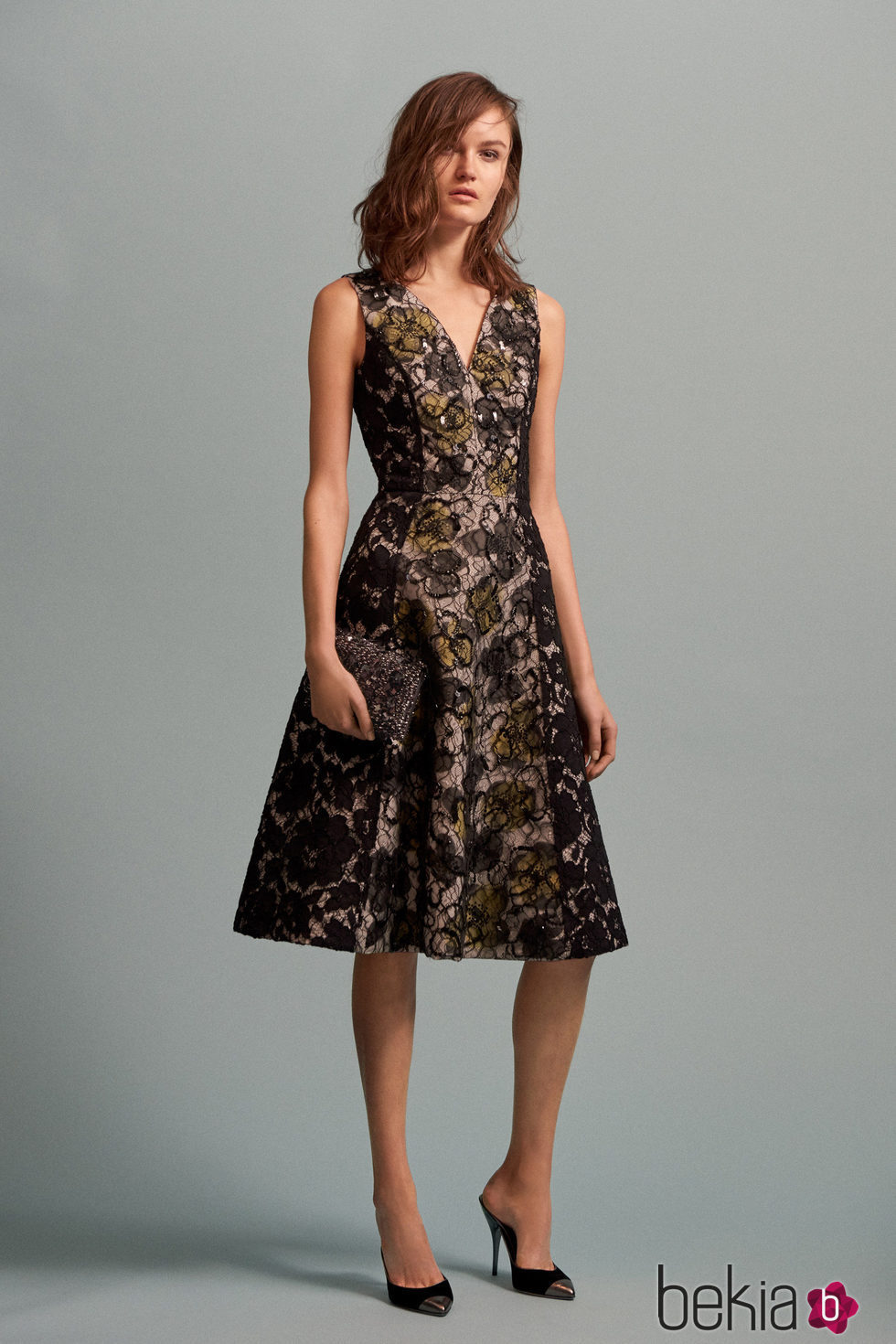 Vestido midi con detalles negros brillantes para la colección Pre-Fall 2016 de Oscar de la Renta