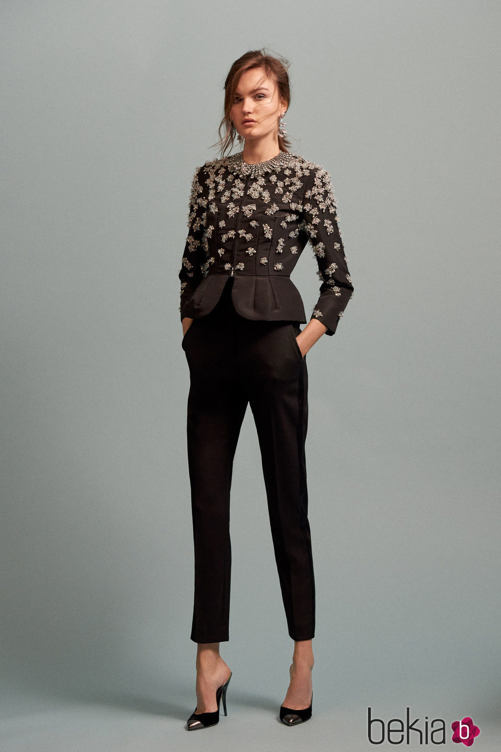 Chaqueta con detalles y pantalón ajustado para la colección Pre-Fall 2016 de Oscar de la Renta