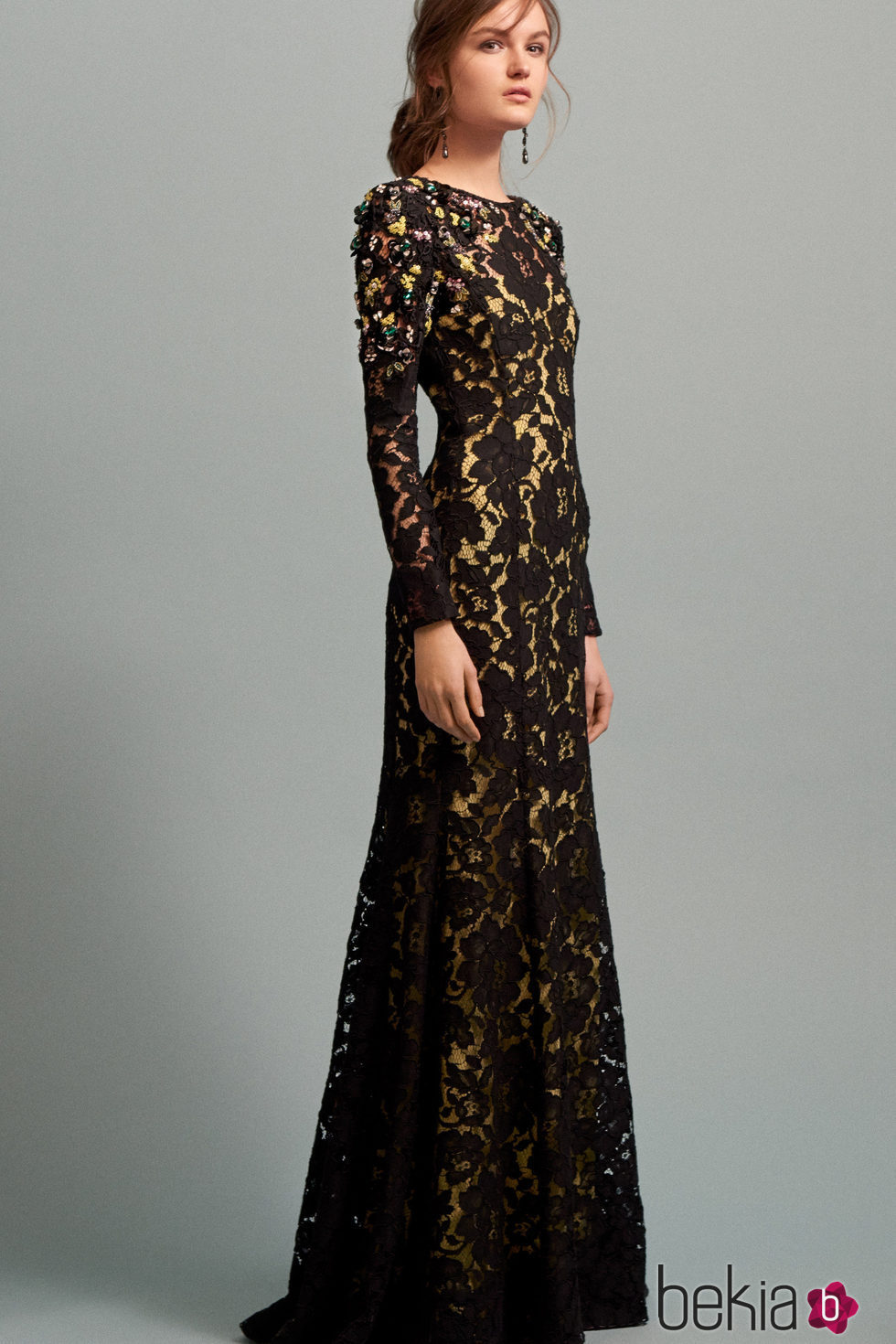 Vestido largo dorado y negro para la colección Pre-Fall 2016 de Oscar de la Renta