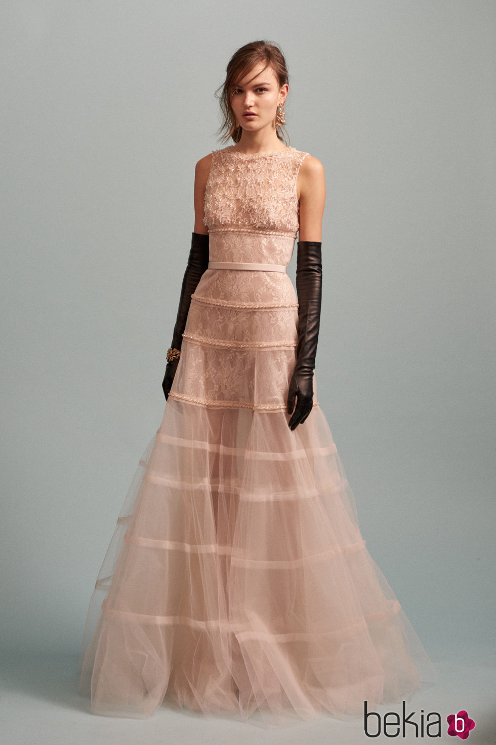 Vestido de gala rosa claro de tul con guantes largos de la colección Pre-Fall 2016 de Oscar de la Renta