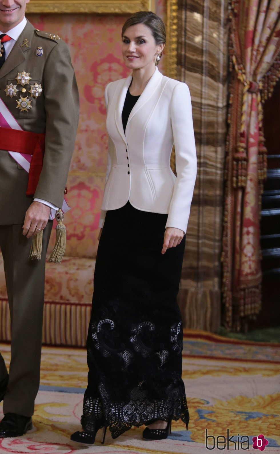 La Reina Letizia con un vestido negro de Felipe Varela en la Pascua Militar 2016