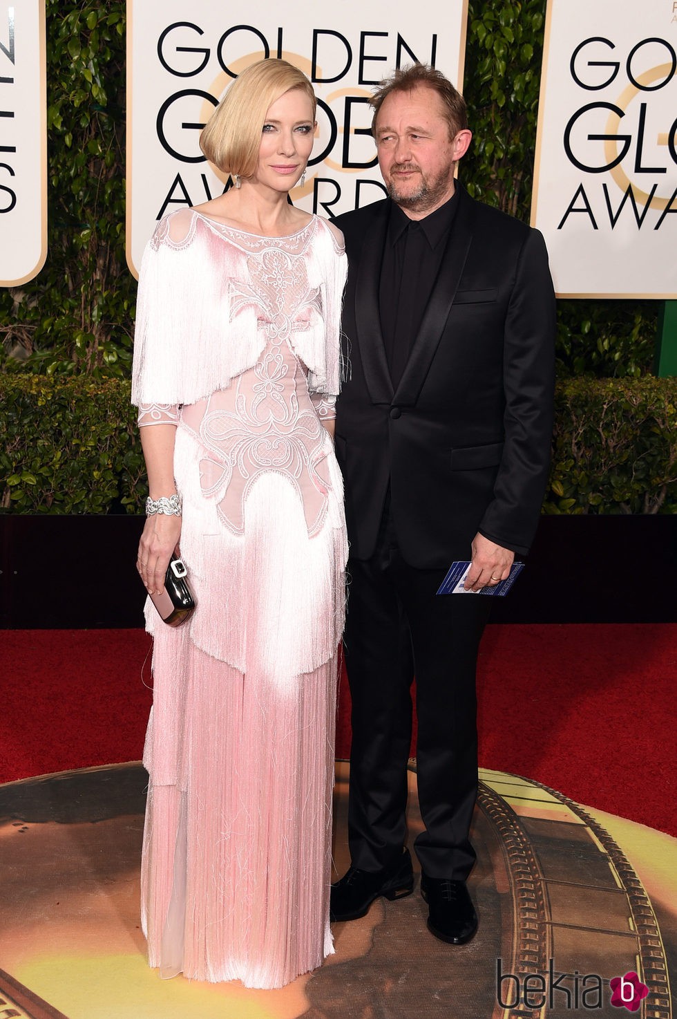 Cate Blanchett con vestido largo rosa pastel y flecos de Givenchy junto a Andrew Upton