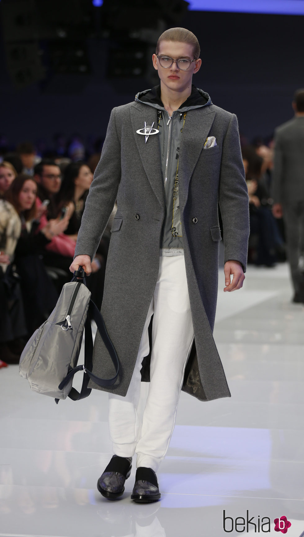 Abrigo tres cuartos gris con broche metalizado y pantalones blancos para Versace