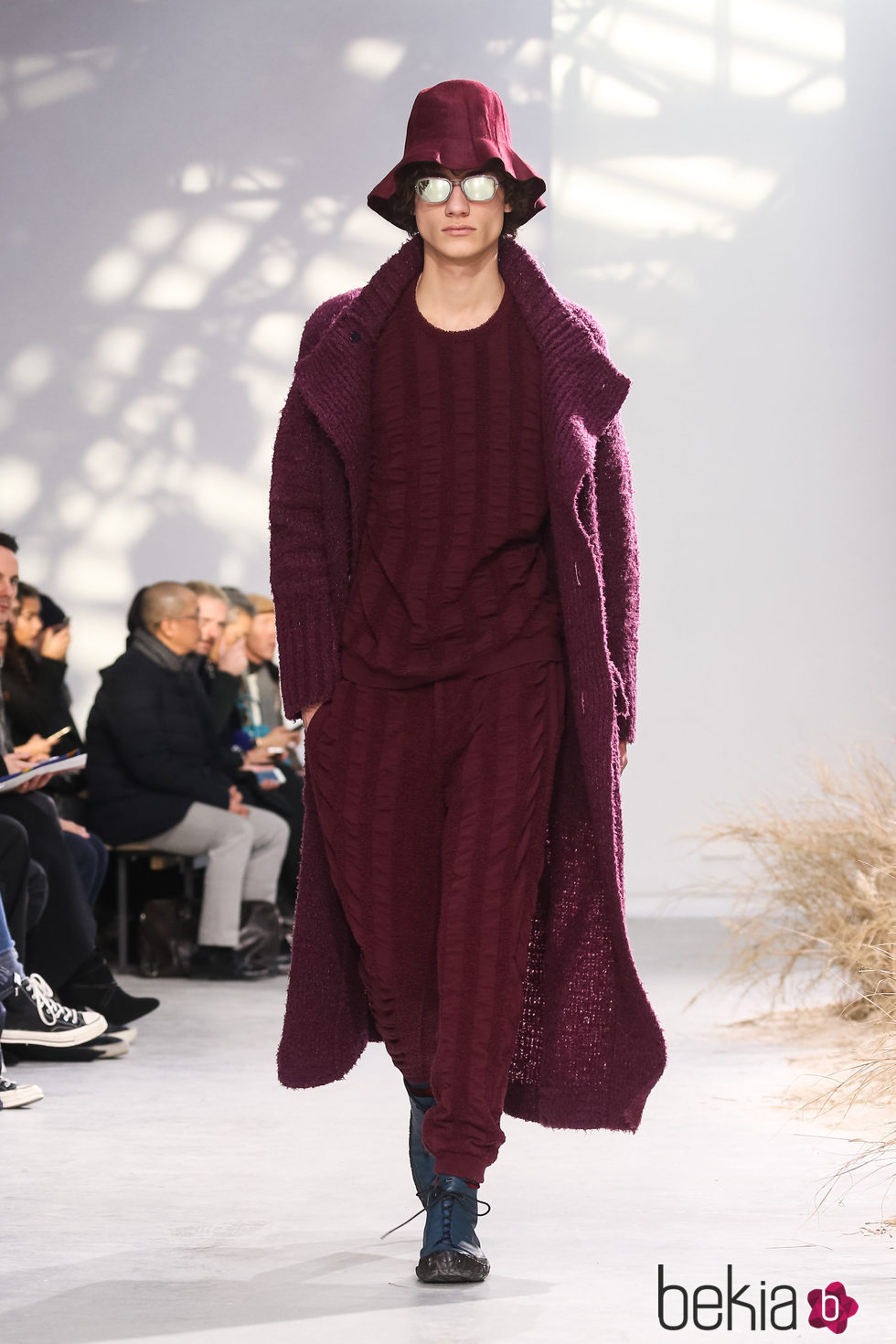 Total look en marsala con sombrero campesino para Issey Miyake en la semana de la moda de París para la temporada otoño/invierno 2016/2017