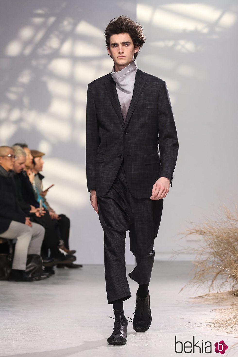 Traje negro con jersey gris degradado para Issey Miyake en la semana de la moda de París para la temporada otoño/invierno 2016/2017