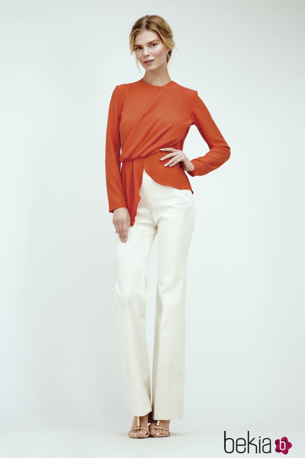 Pantalón palazzo blanco y blusa naranja asimétrica de Dolores Promesas Resort 2016