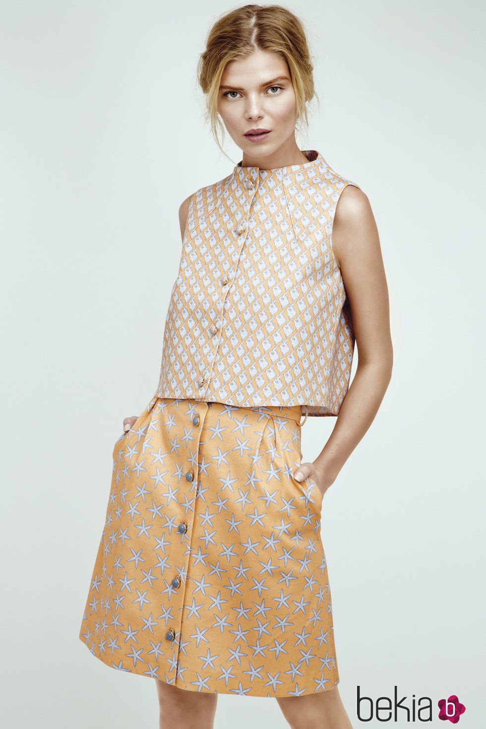 Conjunto con diferente estampado con top y falda de Dolores Promesas Resort 2016