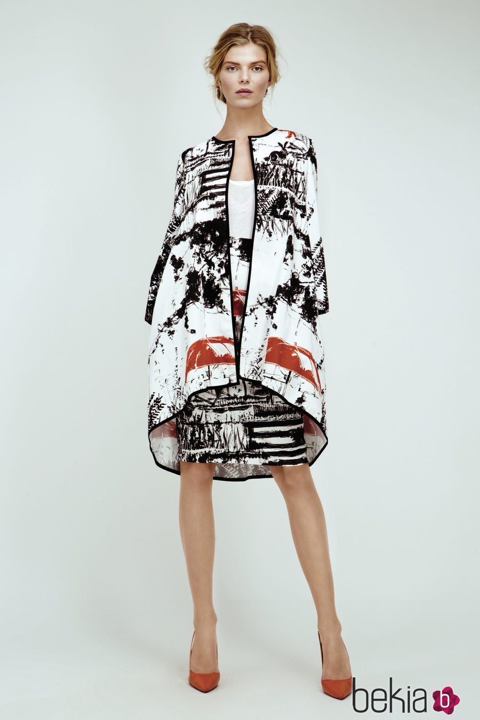 Kimono blanco con estampado abstracto en negro de Dolores Promesas Resort 2016