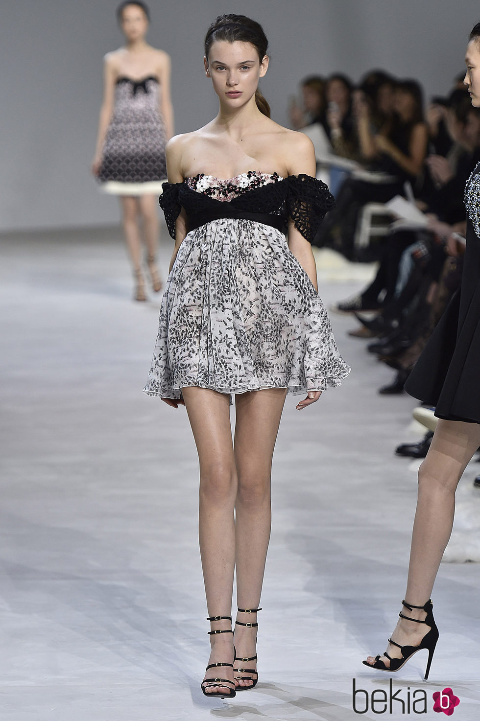 Vestido corto estampado con encaje en la cintura de Giambattista Valli en la semana de Alta Costura de París primavera/verano 2016