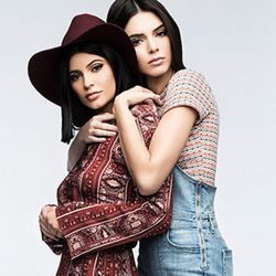 Kendall y Kylie Jenner con sombrero de ante y blusa para PacSun primavera/verano 2016