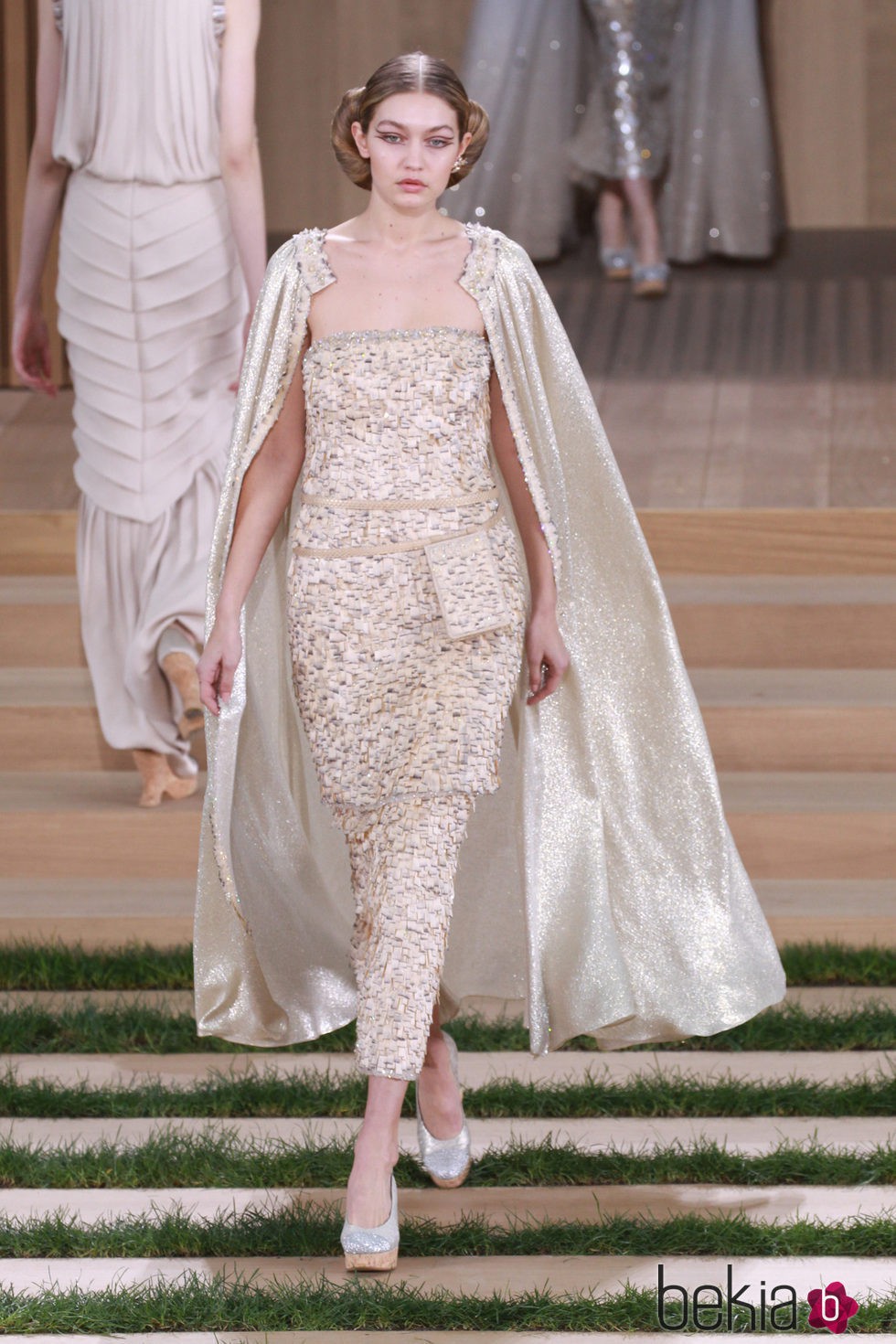 Vestido champagne y capa brilli brilli de Chanel en la Semana de la Alta Costura de París primavera/verano 2016