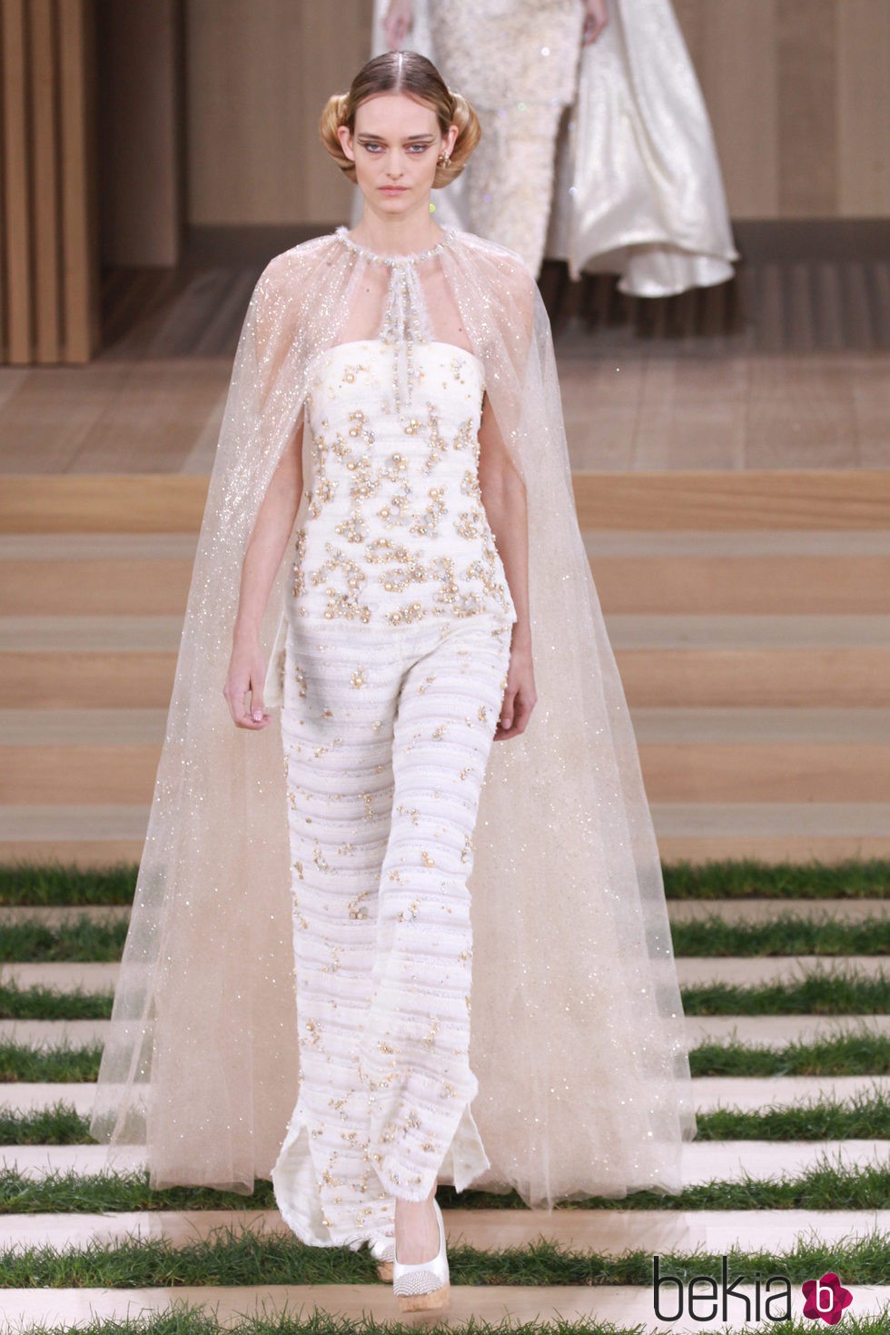 Vestido blanco con relieves y capa transparente de Chanel en la Semana de la Alta Costura de París primavera/verano 2016